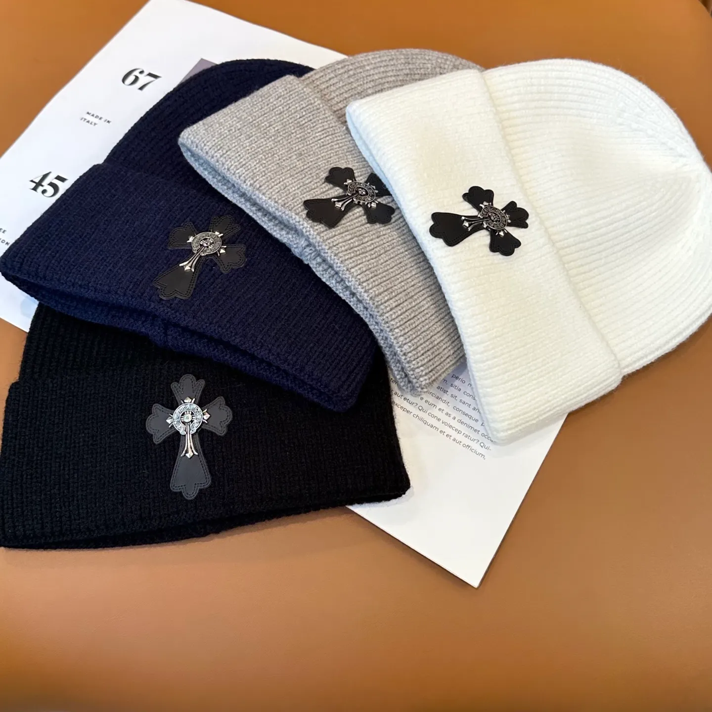 P46 🤍Chrome hearts new autumn and winter cross knitted hat🧶 One of the must-have hats in autumn and winter~ It really looks good on whoever wears it~, it is also a perfect match in black and white and gray in autumn~